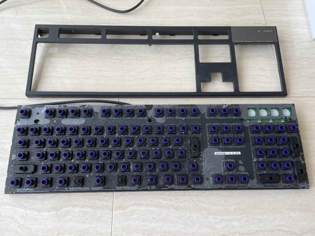 REALFORCE キーボード分解のやり方 (R2 モデル) ※ネジ1箇所、ツメ6+4 